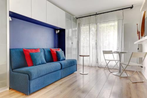 un salon avec un canapé bleu et une table dans l'établissement BM-2Person cosy avec terrasse, à Paris