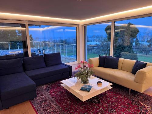 Posezení v ubytování seeglueck SEESEHNSUCHT - Exklusive Ferienwohnung mit Kamin Whirlpool-Badewanne und Seeblick auf der Halbinsel Höri