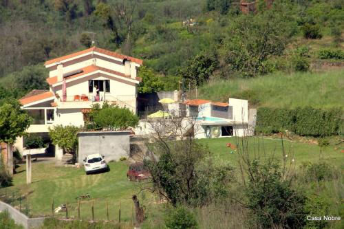 a white car parked in front of a house at Retiro na Natureza - Casa com piscina in Digueifel