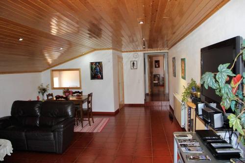 a living room with a couch and a table at Retiro na Natureza - Casa com piscina in Digueifel