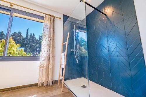 Bilik mandi di Villa Emeraude - luxe, calme & piscine privée