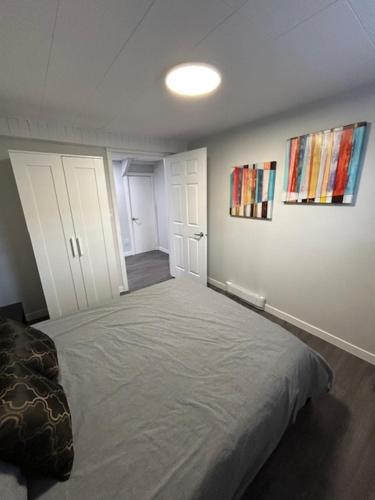 a bedroom with a large bed in a room at Appartement en face de l'aéroport de Québec in Quebec City