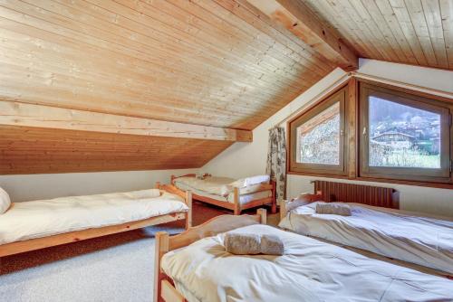 Photo de la galerie de l'établissement Self Catered Chalet with Indoor Pool, à Essert-Romand