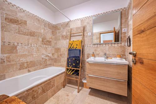 une salle de bain avec une baignoire et un lavabo et une baignoire dans l'établissement Le rêve bleu, à Nice