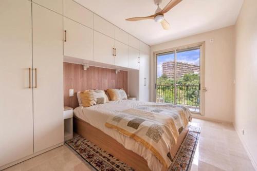 une chambre avec un grand lit et une fenêtre dans l'établissement Le rêve bleu, à Nice