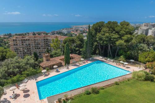 une vue aérienne d'une piscine dans un complexe hôtelier dans l'établissement Le rêve bleu, à Nice