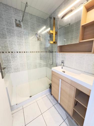une salle de bain avec douche et lavabo dans l'établissement Le Maëva - T2- Front de mer- Clim - Parking - Wifi- SudSéjourConciergerie, à Canet