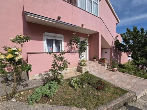 Apartments & Rooms Nensi