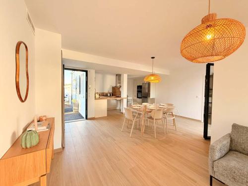 un salon et une salle à manger avec une table et des chaises dans l'établissement Villa Gibou, à Saint-Georges-dʼOléron