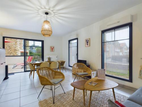 un salon avec des chaises et une table dans l'établissement 50m de la plage - terrasse - 3 adultes et 3 enfants, à Pléneuf-Val-André