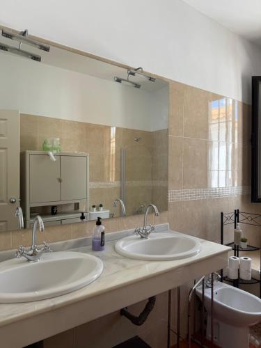 Koupelna v ubytování Habitación Triple con baño compartido SEVILLA DELUXE LOS ROSALES
