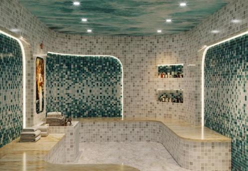 un bagno con vasca in una stanza con piastrelle di Biển Nhớ Sầm Sơn PREMIUM RESORT & SPA a Sầm Sơn