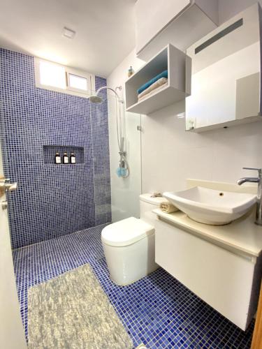 a bathroom with a toilet and a sink at Lomas del Encanto, villa en la montaña cerca del mar in La Asunción