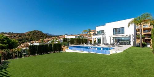VACATION MARBELLA I Villa De La Resina, Infinity Pool, 24-7 Security, Rooftop Solarium, BBQ, Golf Community, Africa Views