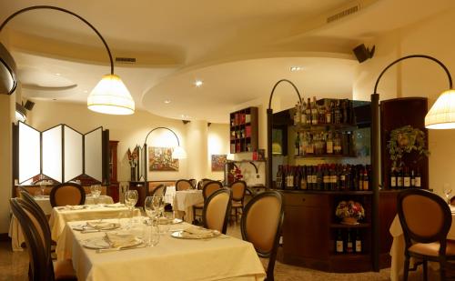 a dining room filled with tables and chairs at Hotel Moderno in Pavia