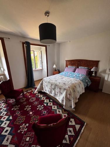 une chambre avec un lit et un tapis dans l'établissement Maison normande tout confort, à Saint-Michel-de-la-Pierre