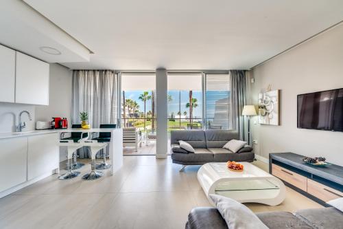 Edge Beachfront 2BR - 3 pools, 1 heated, spa, gym, cowork