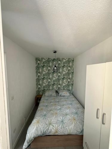 - une petite chambre avec un lit et un plafond dans l'établissement T2 front de mer secteur Lydia- Clim, au Barcarès