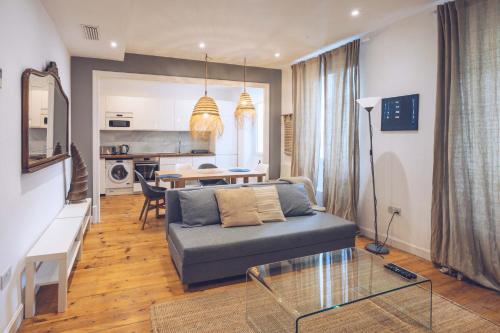 Foto Stunning 2-BR Apartment in The Nook with Lift Access and Prime Central Location 1