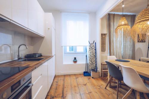 Foto Stunning 2-BR Apartment in The Nook with Lift Access and Prime Central Location 2