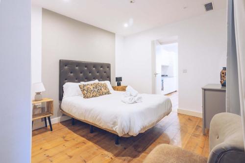 Foto Stunning 2-BR Apartment in The Nook with Lift Access and Prime Central Location 4
