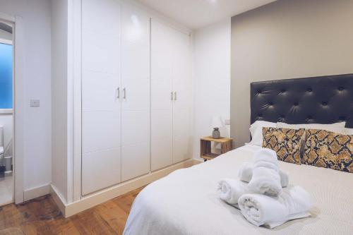 Foto Stunning 2-BR Apartment in The Nook with Lift Access and Prime Central Location 5