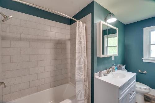 Ένα μπάνιο στο Walk to Stores Home in Historic Shepherdstown!