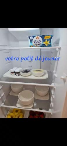 un réfrigérateur ouvert avec un panneau indiquant que vous êtes un ingénieur septique dans l'établissement T2 Tout confort dans un cadre exceptionnel !, à Arles