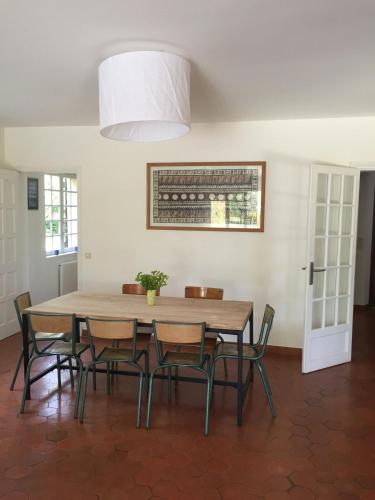 une salle à manger avec une table et des chaises en bois dans l'établissement Charming house in Provence in Montauroux, à La Celle-sous-Gouzon
