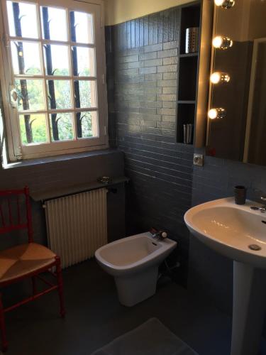 une salle de bain avec toilettes, lavabo et fenêtre dans l'établissement Charming house in Provence in Montauroux, à La Celle-sous-Gouzon