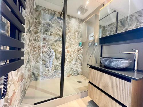 une salle de bain avec douche et lavabo dans l'établissement PGH N43 - Studio climatisé avec piscine, à La Grande Motte