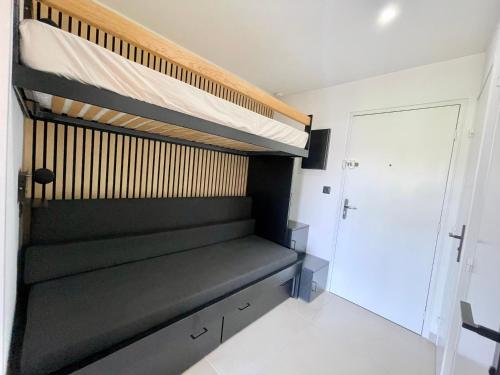 une chambre avec un lit superposé et un escalier dans l'établissement PGH N43 - Studio climatisé avec piscine, à La Grande Motte