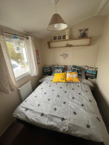 a small bedroom with a bed with spiders on it at KPC-HELLYEAH caravan in Humberston
