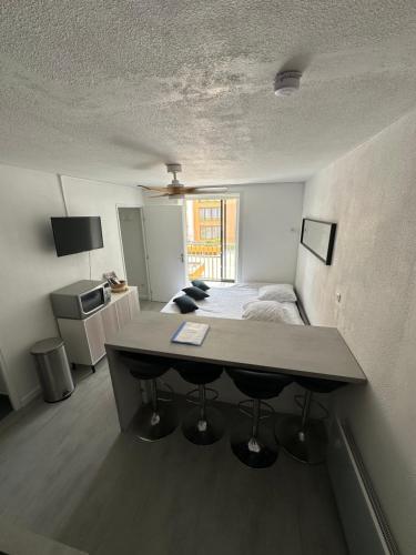 Cette chambre comprend un lit et un bureau. dans l'établissement T2 front de mer secteur Lydia- Clim, au Barcarès