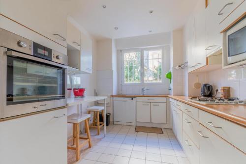 Dapur atau dapur kecil di Appartement cosy 3 chambres avec jardin clos proche de Paris