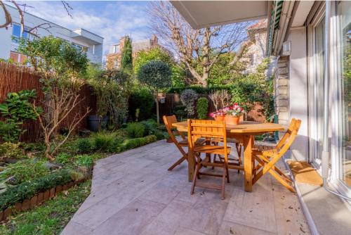 Taman di luar Appartement cosy 3 chambres avec jardin clos proche de Paris