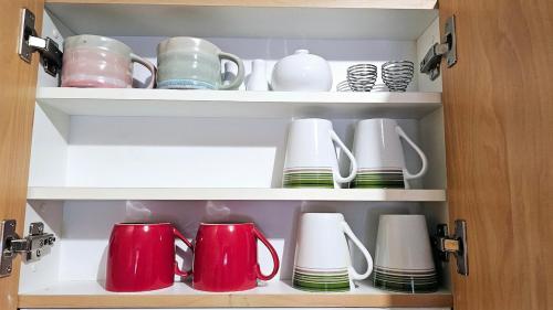 Utensilios para hacer té y café en Joyful Stay Stylish Retreat in Perth City
