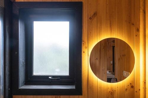 a window with a round mirror in a room at Casa full equipada Buchupureo in Buchupureo