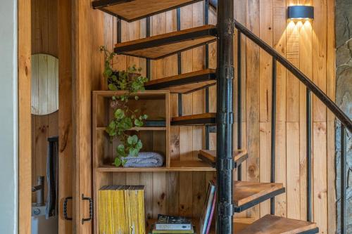 a wooden spiral staircase in a wooden wall at Casa full equipada Buchupureo in Buchupureo