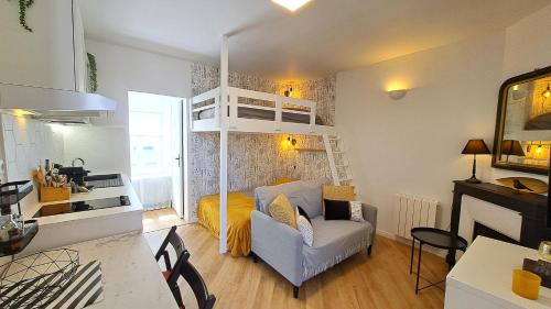 ein kleines Zimmer mit einem Bett, einer Couch und einem Tisch in der Unterkunft Studio du 104 in Saint-Jean-de-Monts