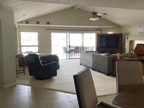 Μια τηλεόραση ή/και κέντρο ψυχαγωγίας στο Discovery Bay Home on fast water - 2,400Sq ft