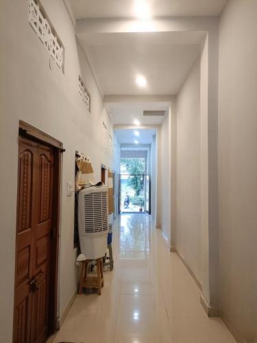 ガヤーにあるShanker Bhawan Homestayのヒーターのある部屋がある廊下