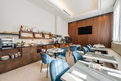 een restaurant met blauwe stoelen en tafels en een bar bij Astoria Boutique Apartments in Bologna