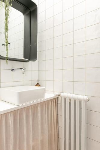 une salle de bain avec un lavabo et un miroir dans l'établissement Chambre avec salle de bain et accès indépendant, à Nantes