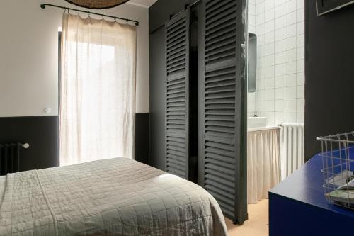 a bedroom with a bed and a window at Chambre avec salle de bain et accès indépendant in Nantes