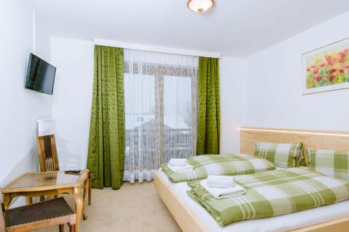 Una cama o camas en una habitación de Apartmenthaus Kuchelberg