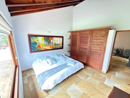 Ένα ή περισσότερα κρεβάτια σε δωμάτιο στο Apartasuites Las Marías