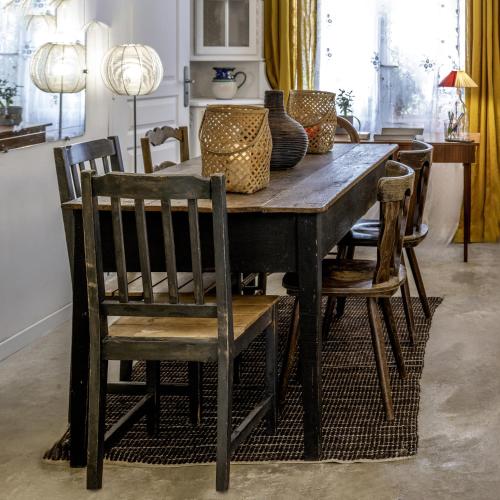 une table de salle à manger avec des chaises et des vases dessus dans l'établissement Appartement de Sophie, à Sète