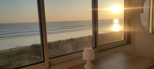Cette chambre dispose d'une fenêtre offrant une vue sur l'océan. dans l'établissement studio FACE MER 85270 Saint Hilaire de Riez, à Saint-Hilaire-de-Riez