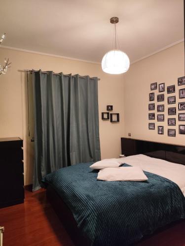 a bedroom with a bed with a blue blanket at Green house in Chrisso in Khrisón